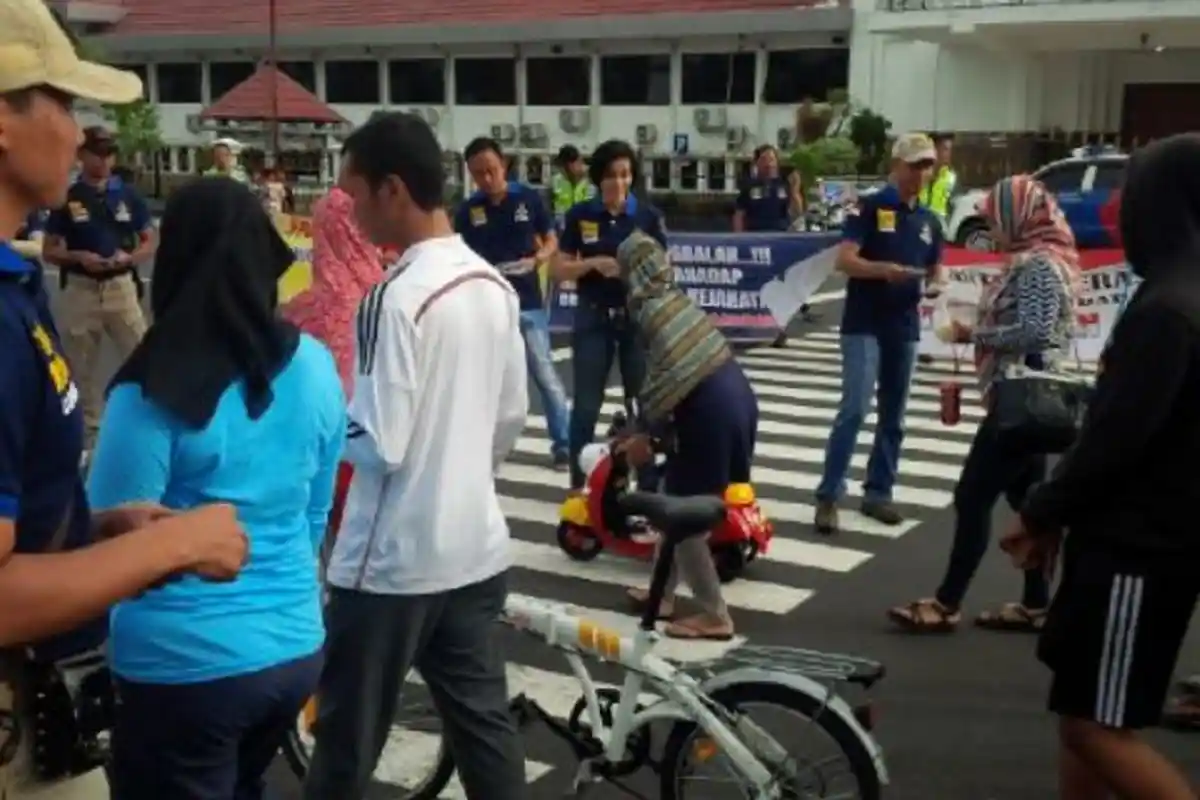 Hanya Satu Jam, 800 Stiker Penolakan Kekerasan Terhadap Perempuan dan Anak Ludes