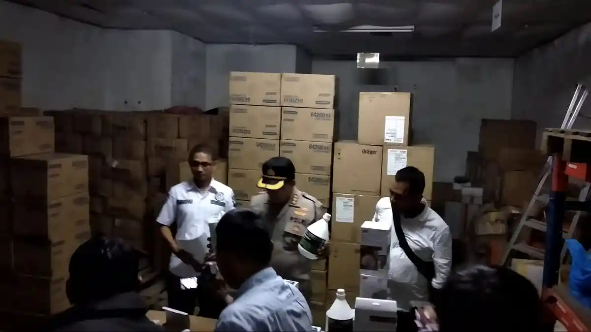 VIDEO Polda Kepri Geledah Gudang Penimbunan Masker di Batam
