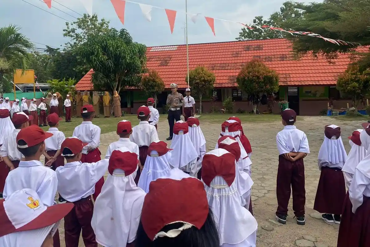 KasatLantas Polres Way Kanan Sambangi Sekolah, Edukasi Peran Polisi
