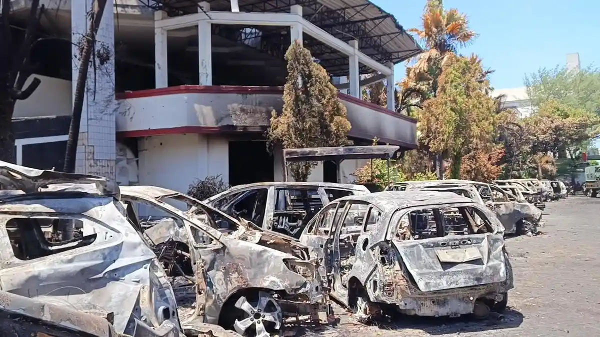 BREAKING NEWS: Daftar Merek Mobil Milik 16 Legislator DPRD Makassar Dibakar Saat Kerusuhan