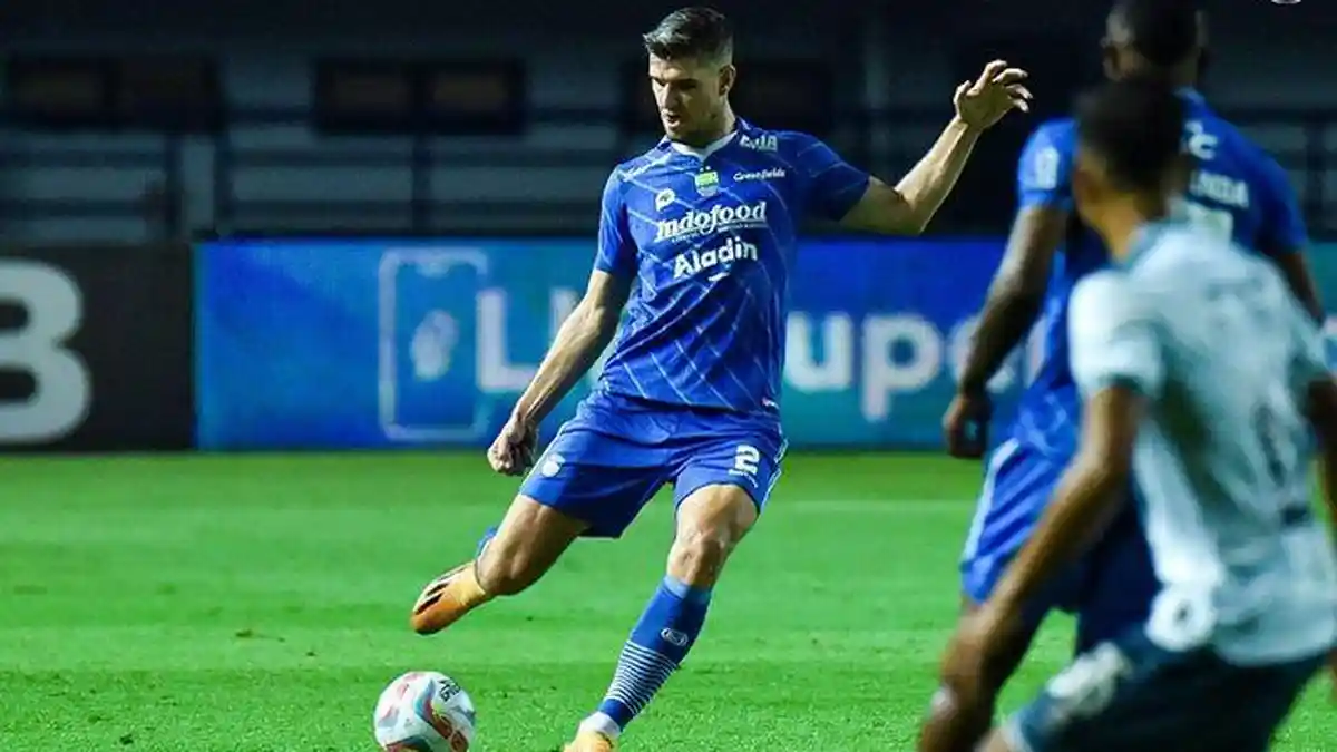 Bek Persib Bandung Sebut Lawan Persebaya Hari Ini akan Jadi Pertandingan Menarik