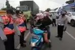 Penyekatan Mudik Pengendara Roda Dua di Karawang