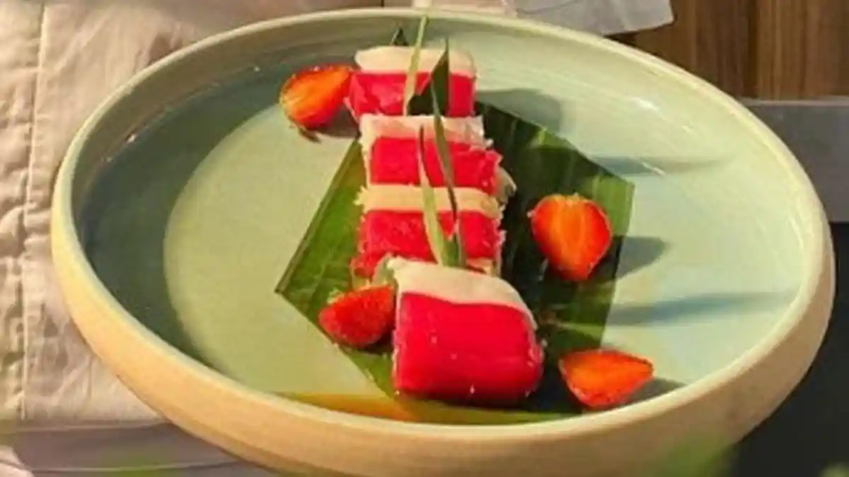 Kue Putu Mayang, Teksturnya yang Lembut Berpadu dengan Manisnya Saus Beraroma Pandan