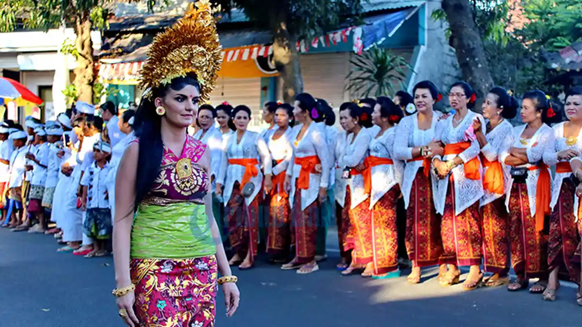 Bule Belanda Ini Ketagihan Mepeed Diantara Para Gadis Cantik Gianyar
