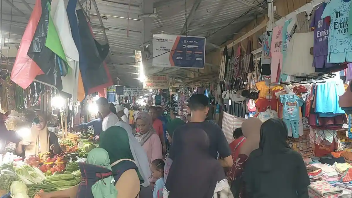 Jelang Puasa Ramadan, Pasar Binaiya Masohi Mulai Padat Pengunjung