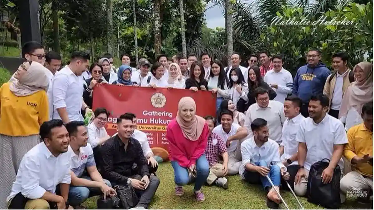 Nathalie Holscher Malu-malu Foto Bareng Fariz Utama dan Mahasiswa S2 Hukum UGM