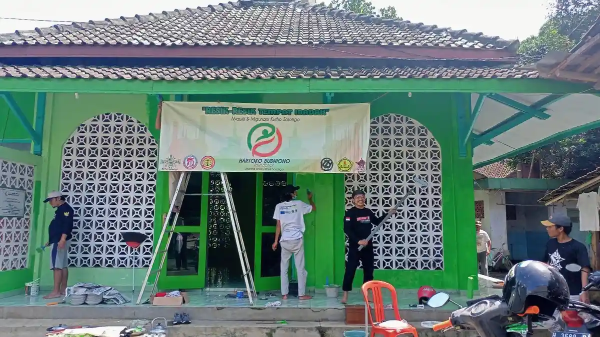Sambut Ramadhan, PCNU Salatiga dan HBF Bersihkan Masjid Domas