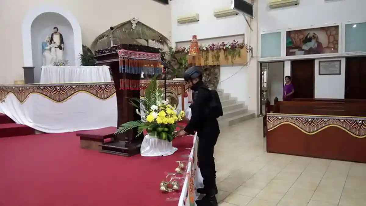 Mulai Subuh, Brimob Lakukan Sterilisasi di Gereja Samarinda dan Tenggarong