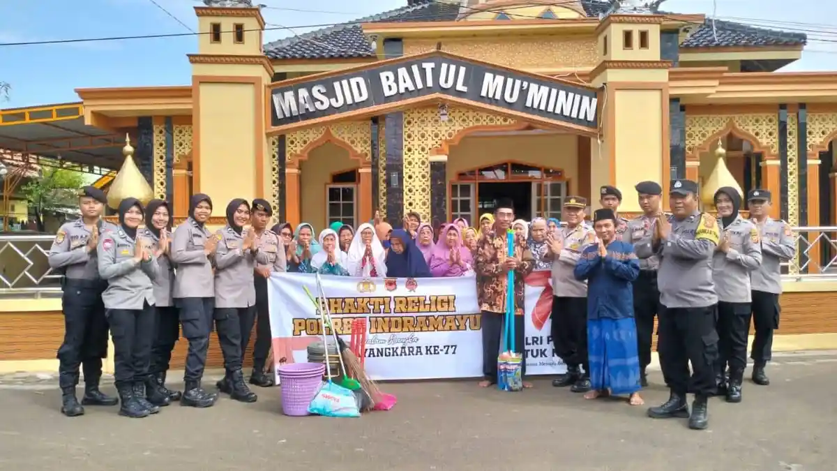 Potret Polisi Indramayu Terjun Bersih-bersih Masjid Sambut HUT Bhayangkara Ke-77