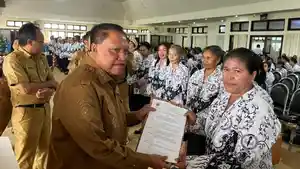 Bupati-TTS-Eduard-Markus-Lioe-menyerahkan-SK-Plt-Kepala-SD.jpg