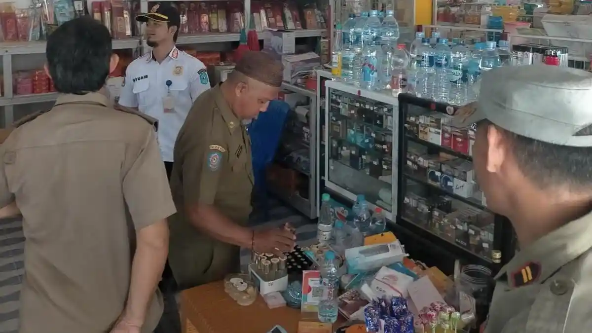 Satpol PP Bangka Cek Peredaran Rokok Ilegal di Toko Kelontong