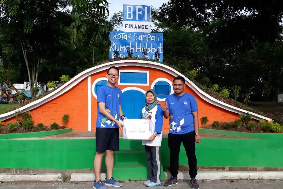 BFI Prabumulih Ubah Tempat Sampah Jadi Rumah Hobbit