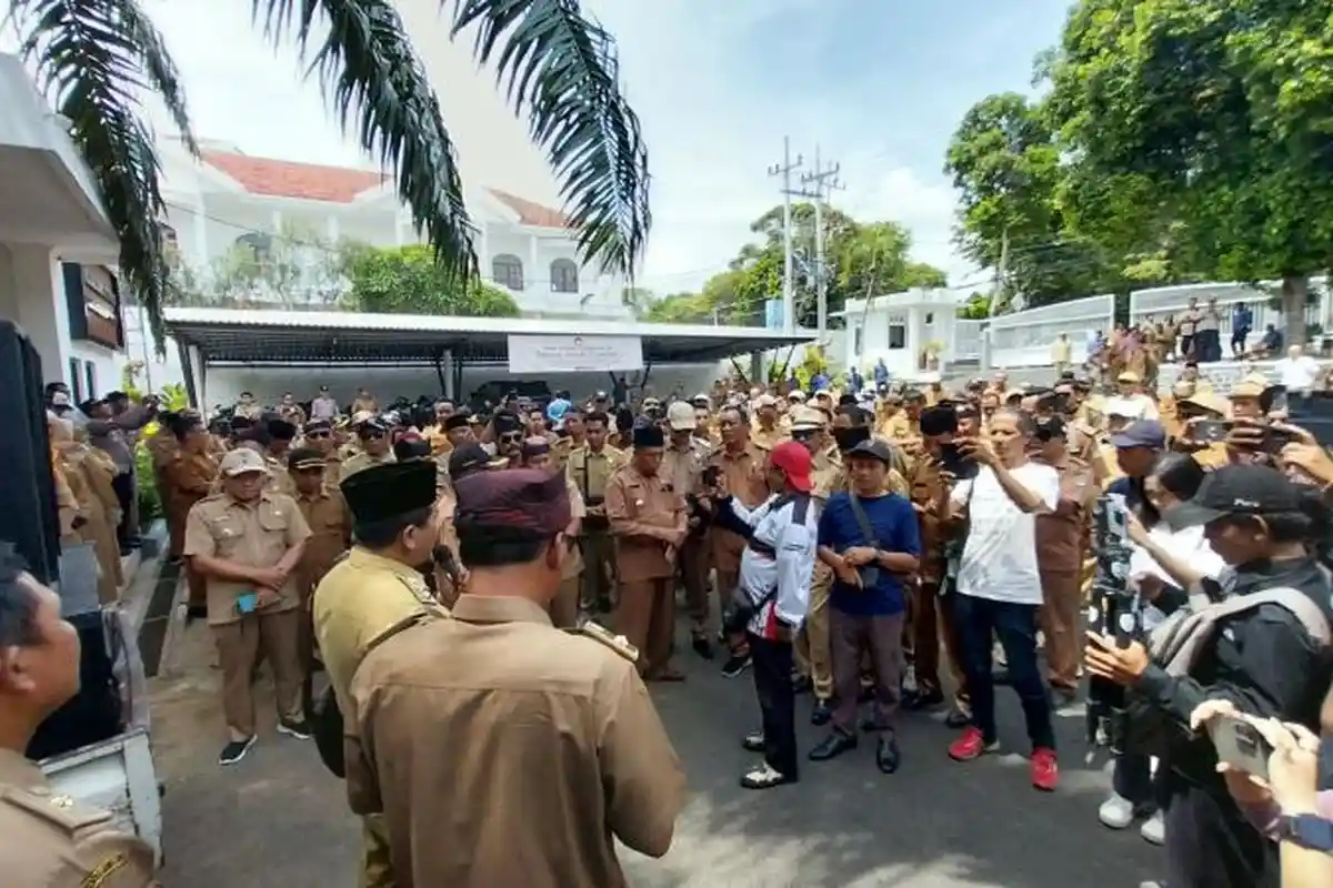Anggota Dewan Gerindra Sebut 80 Persen Kades Korup, Puluhan Kades Geruduk DPRD Banyuwagi