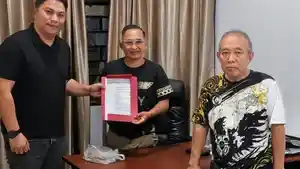 Pengurus-Koni-Provinsi-Sulut-menyerahkan-surat-keputusan-Caretaker-Ketua-Koni-Kota-Bitung.jpg