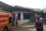 Petugas-sedang-memadamkan-api-yang-membakar-gudang-kandang-ayam.jpg