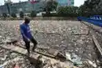 Kali Sunter Dipenuhi Sampah Limbah Rumah Tangga