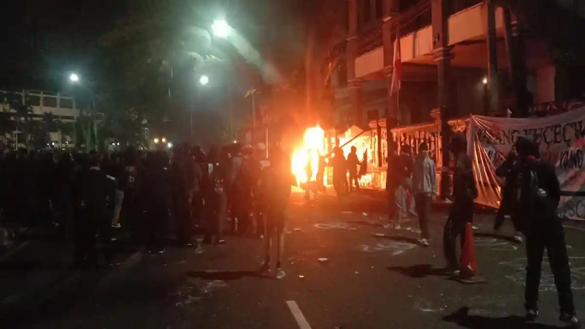 Aksi Tolak UU TNI di Depan Gedung DPRD Kota Malang Memanas, Kobaran Api di Teras Gedung