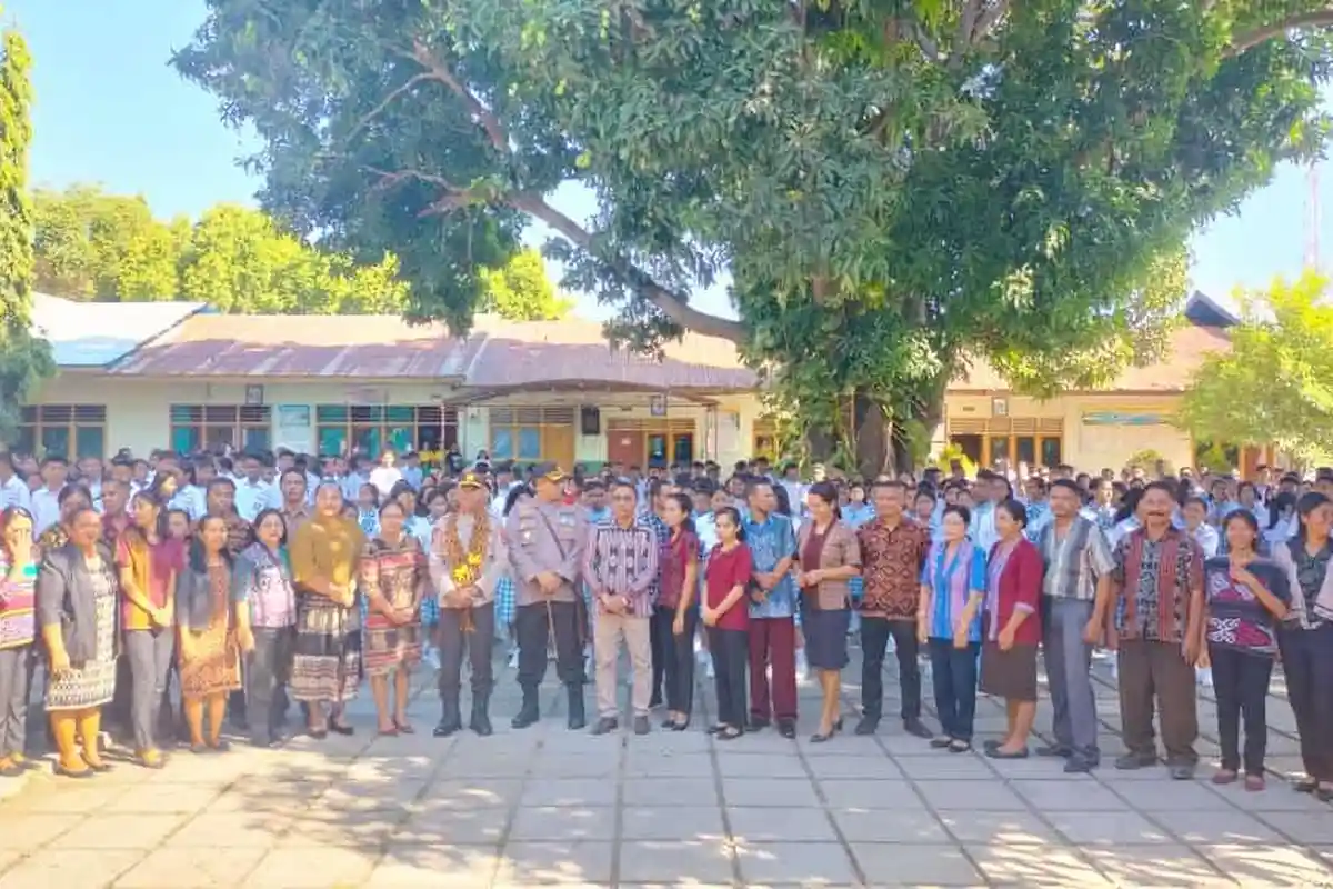 Kapolda NTT Beri Motivasi dan Semangat Belajar Bagi Siswa SMAS Katolik Santu John Paul II Maumere