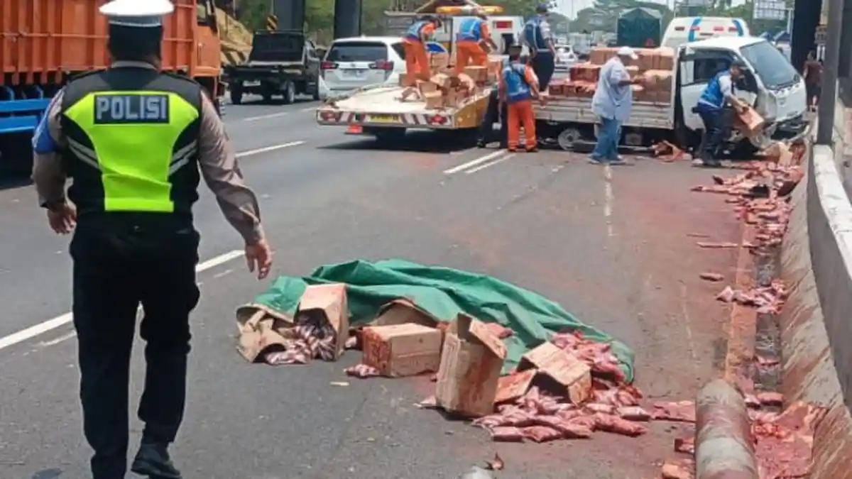 Pikap Hantam Pembatas Tol Porong-Sidoarjo, Ratusan Kemasan Sambal Tumpah Bikin Jalanan Licin
