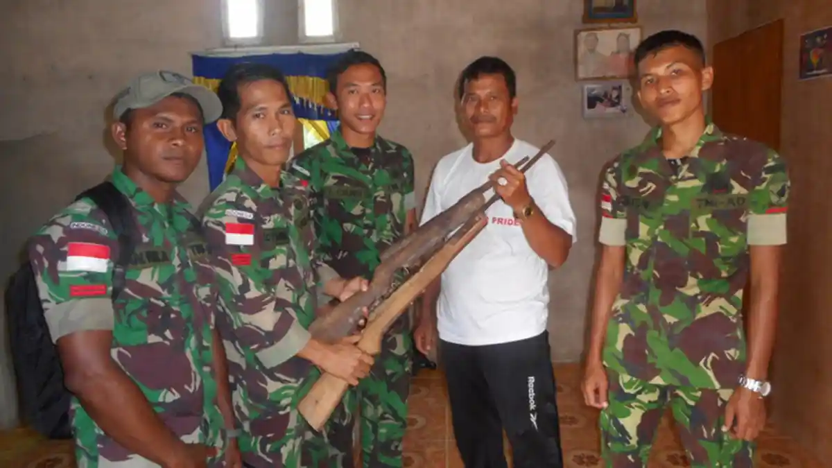 Warga Perbatasan Serahkan Senpi Lantak kepada Satgas Pamtas