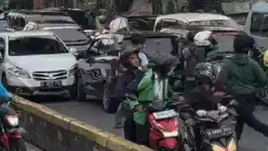 Mobil-diamuk-massa-di-Gunung-Sahari.jpg