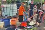 BPBD-Trenggalek-salurkan-bantuan-air-bersih-untuk-warga-Dusun-Tenggong.jpg