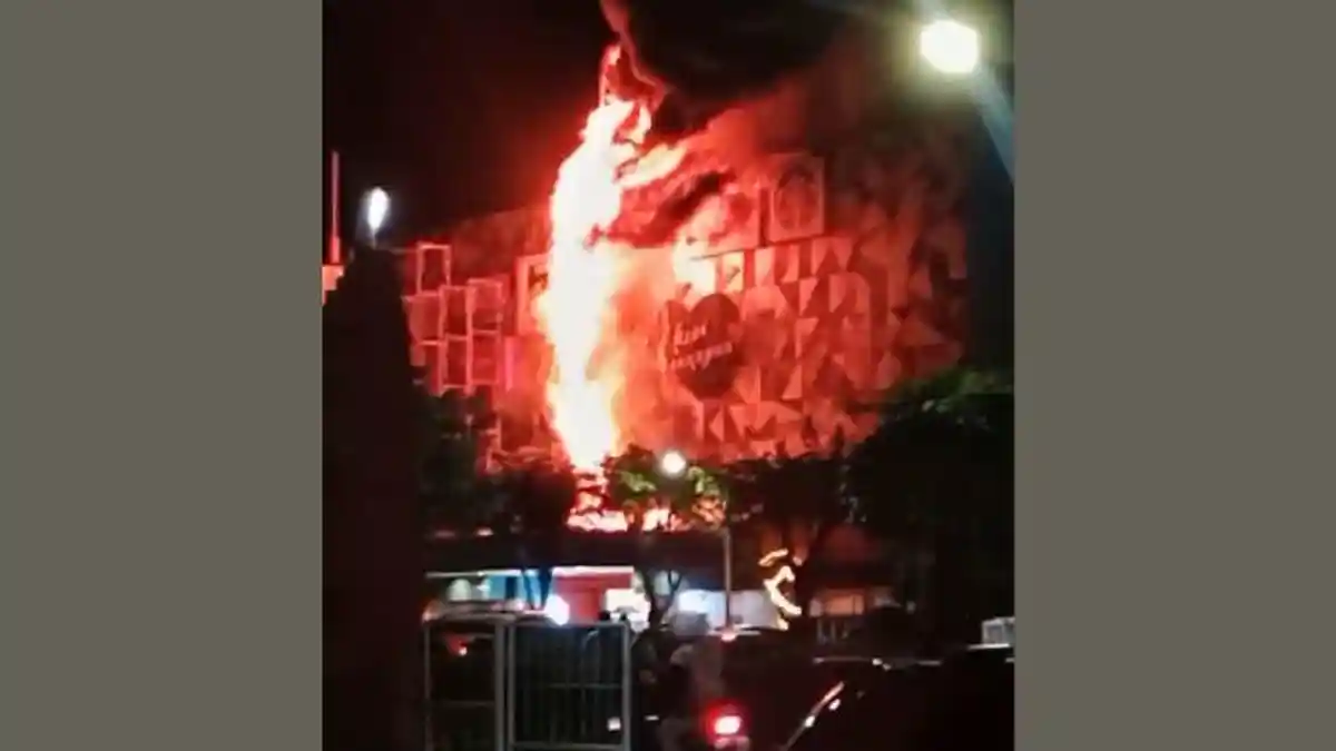 Update Grage Mall Cirebon Terbakar, Dinas Pemadam Kebakaran Kerahkan Empat Mobil Pemadam