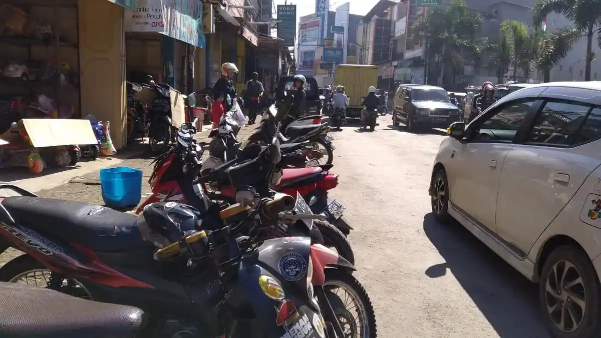 Parkir Liar dan PKL Ganggu Pengguna Jalan Dangdeur Rancaekek