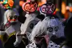 Parade Kostum pada Prosesi Morgenstreich di Basel