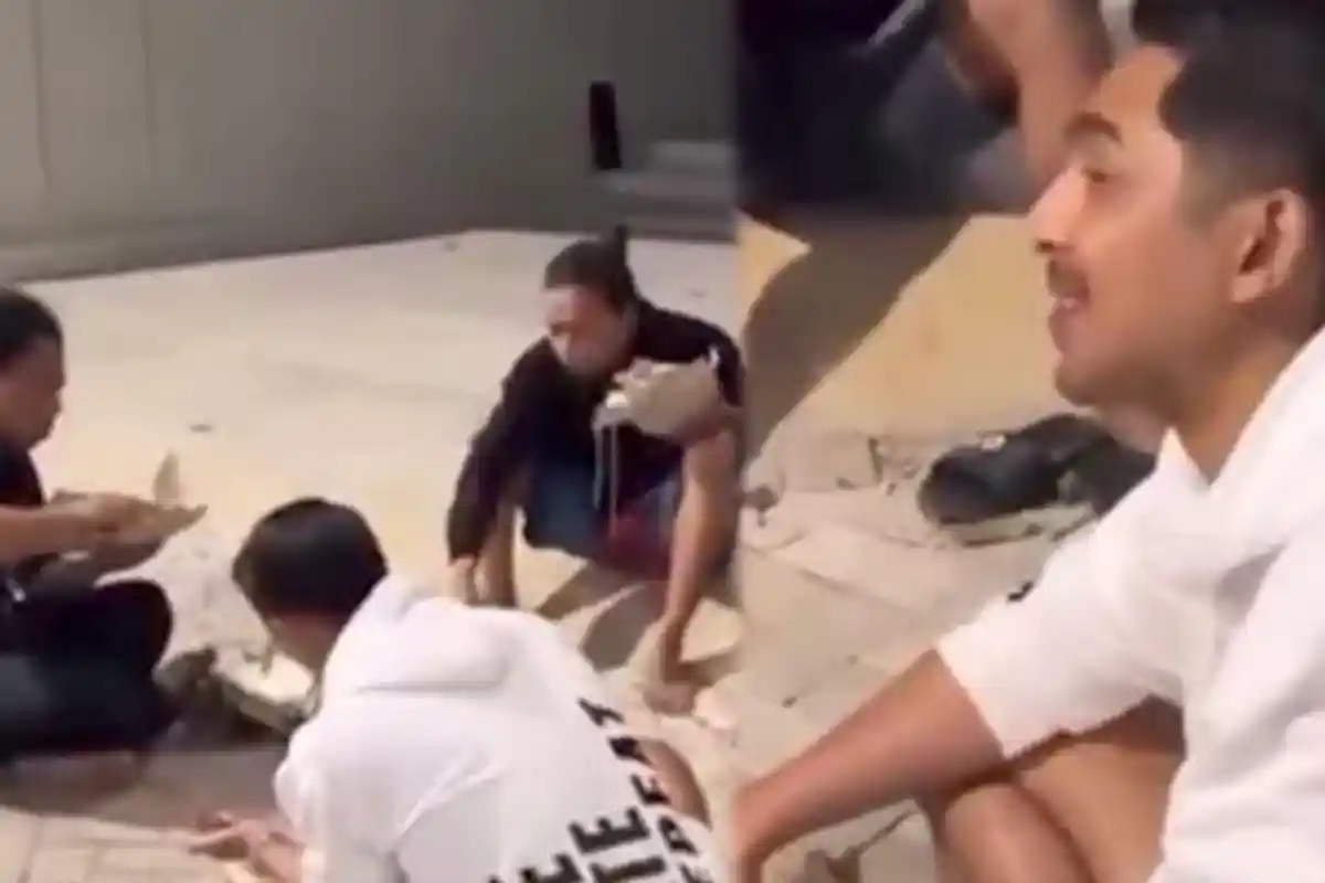 ARTIS Makan Nasi Bungkus Sambil Lesehan, Santai Dibercandai Tukang Lagi Lembur: Masang Kitchen Set