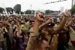 Ribuan Perangkat Desa Gelar Aksi Demo di Depan Gedung DPR RI