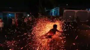 Suasana-tradisi-meamuk-amukan-di-Desa-Adat-Padang-Bulia.jpg