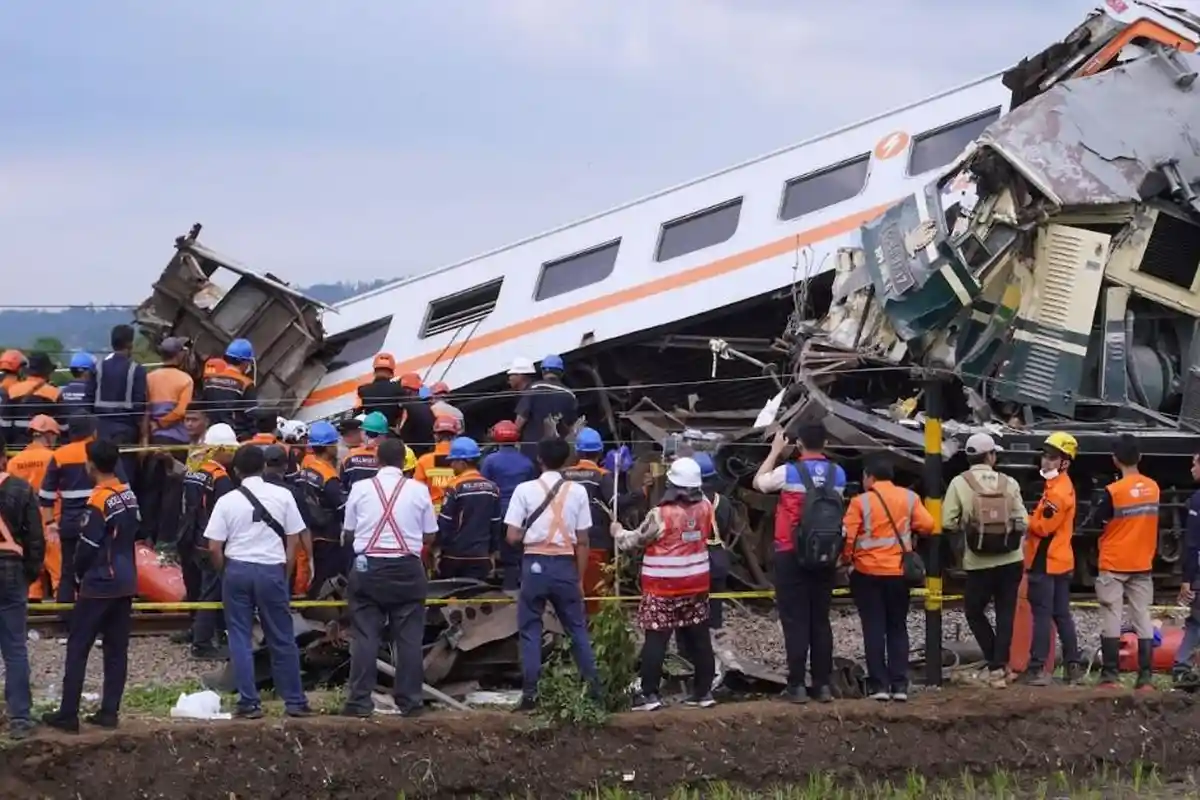 Suasana saat Tabrakan Kereta Api di Cicalengka, Terdengar Suara seperti Bom, Banyak Penumpang Teriak