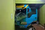 Isuzu-Elf-tersebut-hilang-kendali-hingga-menabrak-truk.jpg