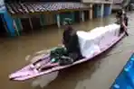 Penyaluran Logistik Pemilu ke Daerah Terendam Banjir di Bandung