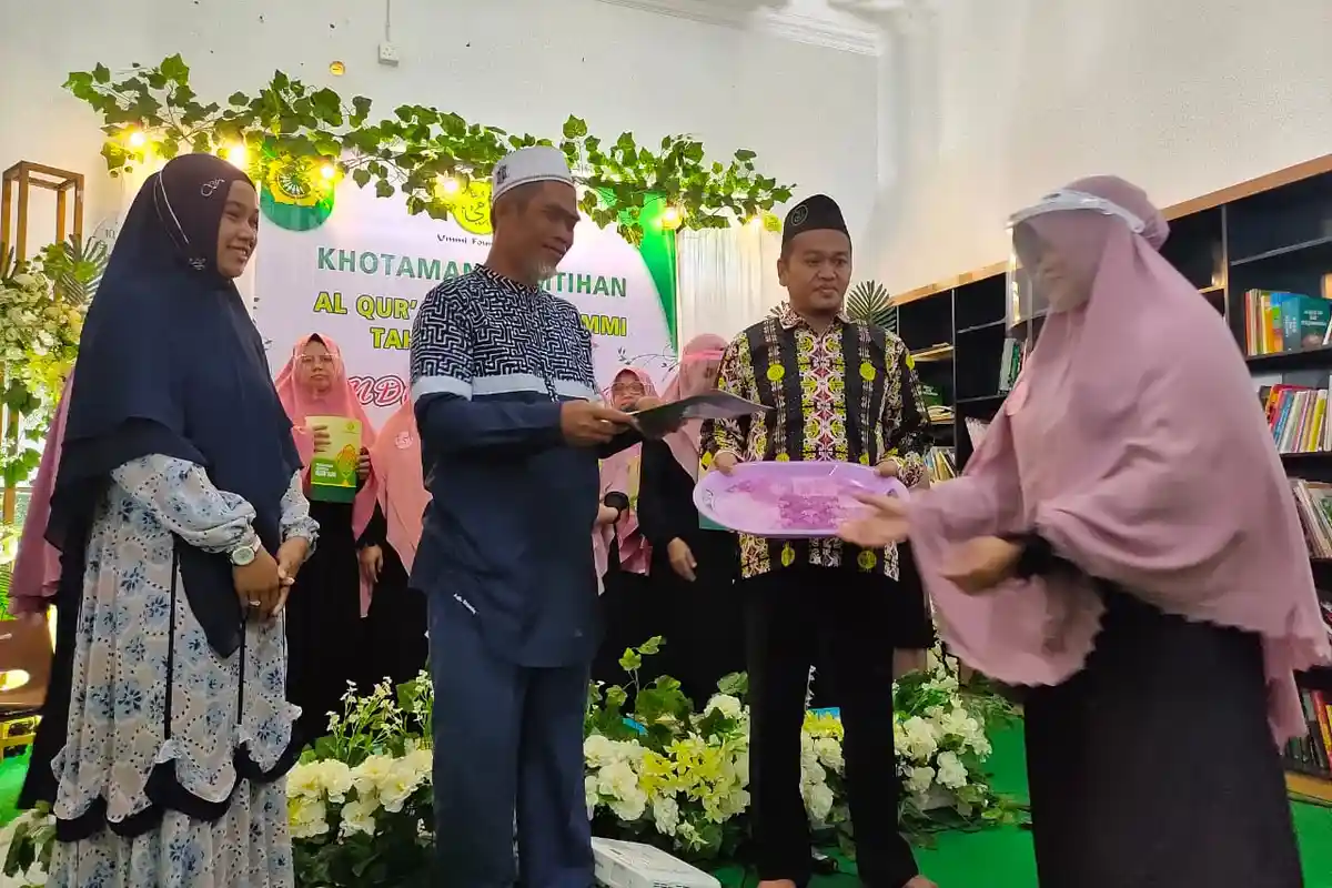 16 Wisudawati Tahfidz dan Tartil Terima Sertifikat dari Pimpinan Yayasan Uswatun Hasanah