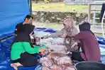 Panitia-Kurban-Pemkab-Bangka-saat-memotong-daging-hewan-kurban.jpg