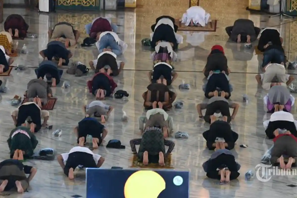 Bagaimana Cara Shalatnya Orang yang Sakit? Seperti Apa Posisi Badan Ketika Salat dengan Berbaring?