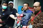 penyidik-kpk-novel-baswedan-kanan-didampingi-ketua-komisi-kejaksaan-barita-simanjuntak.jpg