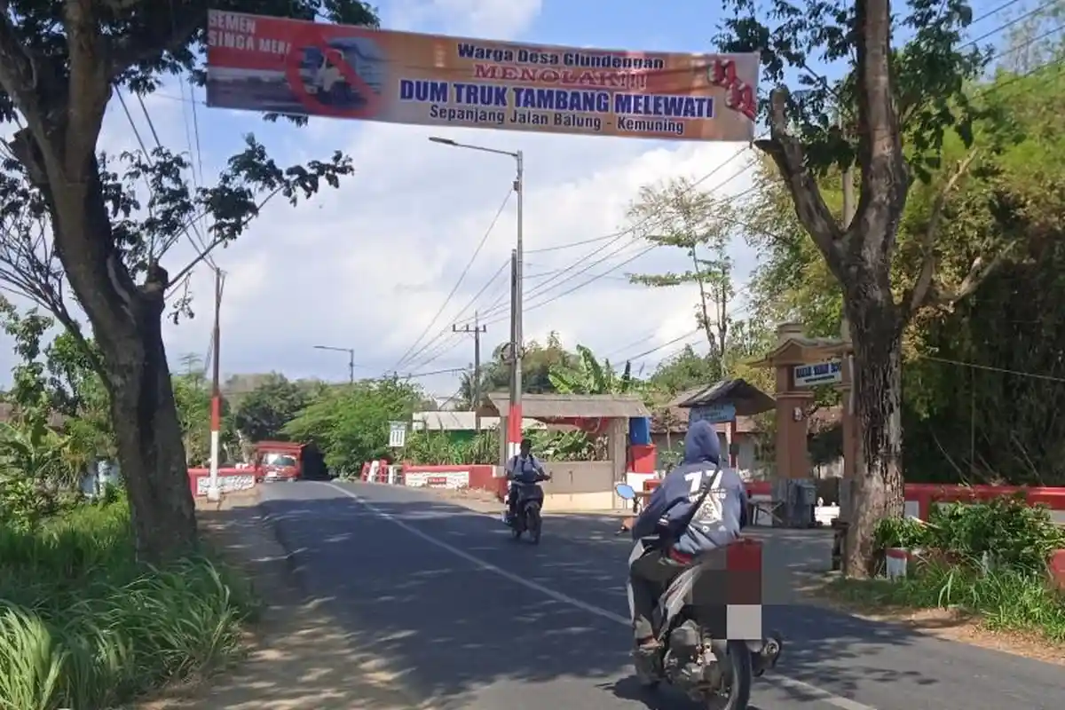 Truk Tambang Dilarang Melintas di Jalan Raya Jenggawah - Balung Jember, Tapi Truk Tebu Tetap Lewat
