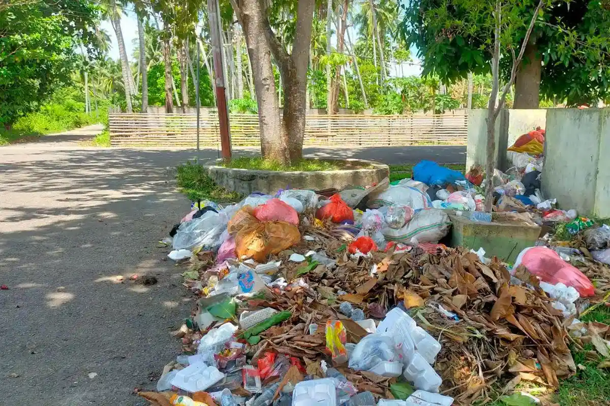 Tumpukan Sampah Menggunung di Depan Kantor DPRD Boalemo, Menyengat dan Ganggu Ojek Bentor