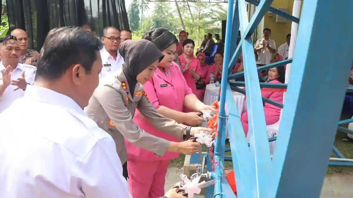 Sambut HUT Bhayangkara, Polresta Deliserdang Salurkan Air Bersih dan Bagikan Sembako kepada Warga