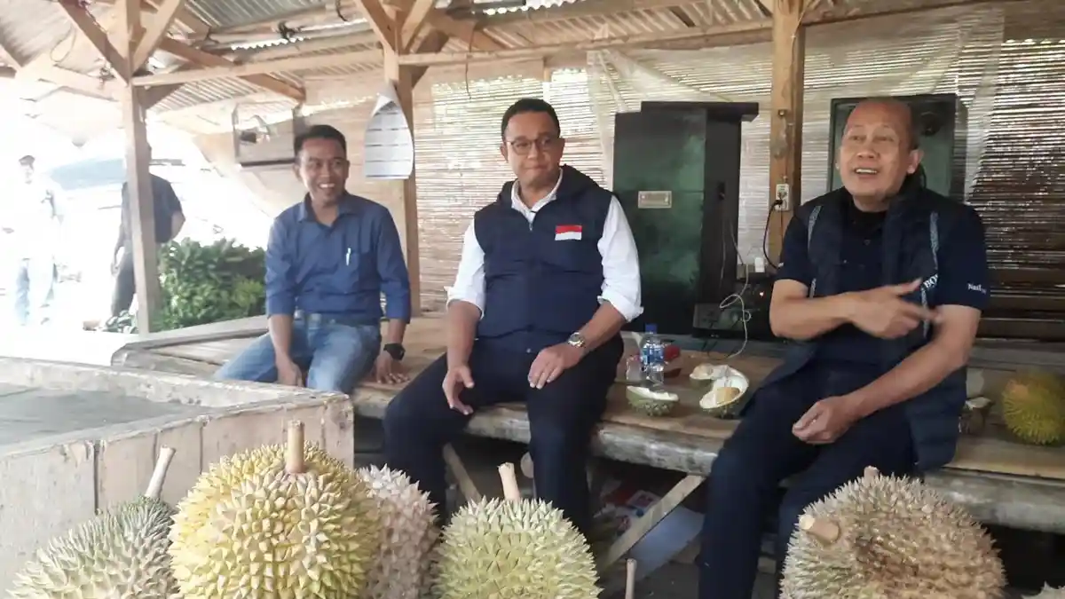 Datang ke Karawang, Anies Baswedan Nikmati Soto Gempol dan Durian Loji