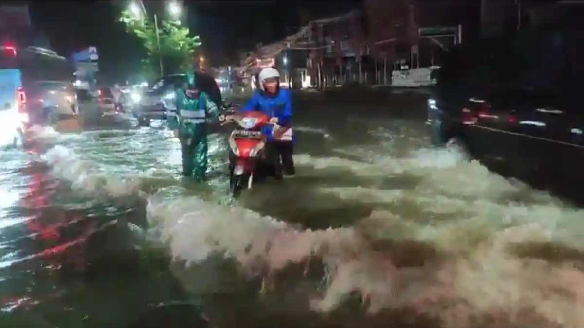 JALAN Gatot Subroto Medan Terendam Banjir, Puluhan Kendaraan yang Mogok Terpaksa Didorong