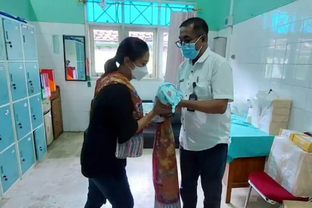 Bayi yang Ditemukan di Kursi Teras Rumah Warga Karanganyar Kini Diserahkan kepada Ibu Kandungnya