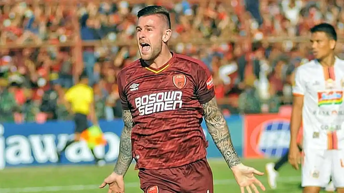Bek PSM Makassar Aaron Evans Kritik Wasit setelah Ditekel Pemain Persipura Boaz Solossa