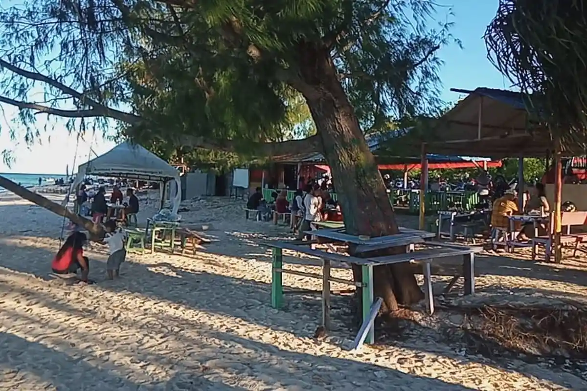 Pantai Pal Lima Namlea-Pulau Buru Diserbu Wisatawan Lokal, Pengunjung : Hilangkan Stres Saat Pandemi