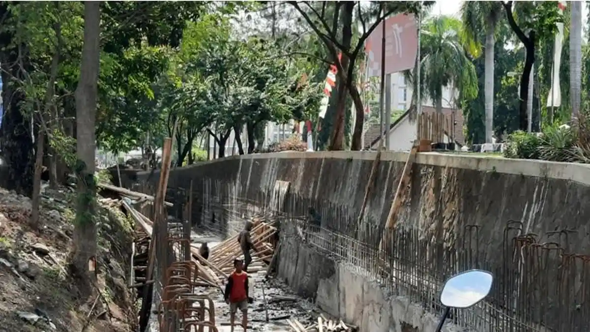 Saluran di Depan TMP Giri Tunggal Mulai Ditutup untuk Akses Baru Jalan Sriwijaya Semarang
