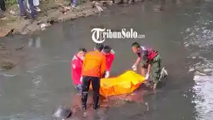 Petugas-tengah-mengevakuasi-potongan-badan-dibawah-Jembatan-Sesek-Dawung-Kulon.jpg