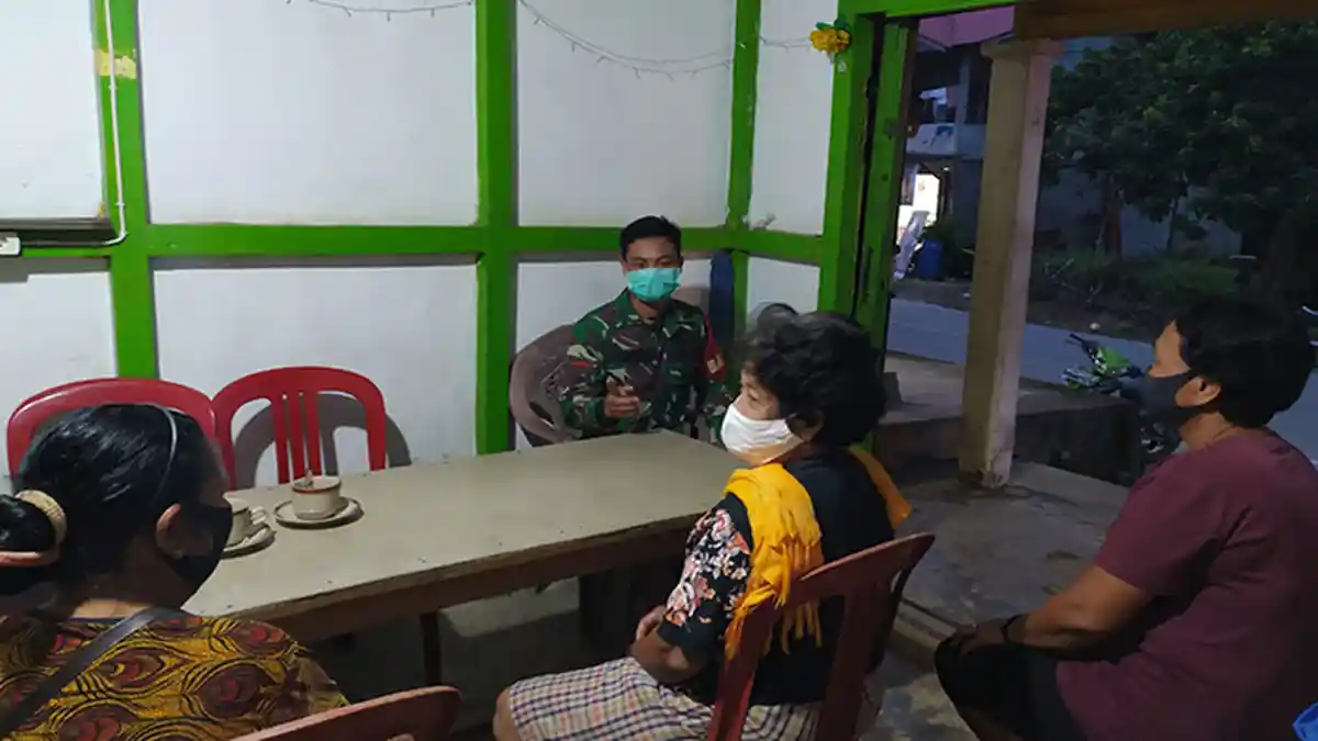 Jalin Silaturahmi, Babinsa Sengah Temila Lakukan Komsos Dengan Warga Desa Binaan